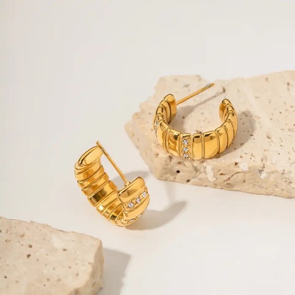 18K Gold Plated Hoop Earrings*Huggie Earrings* - Picture 4 of 6